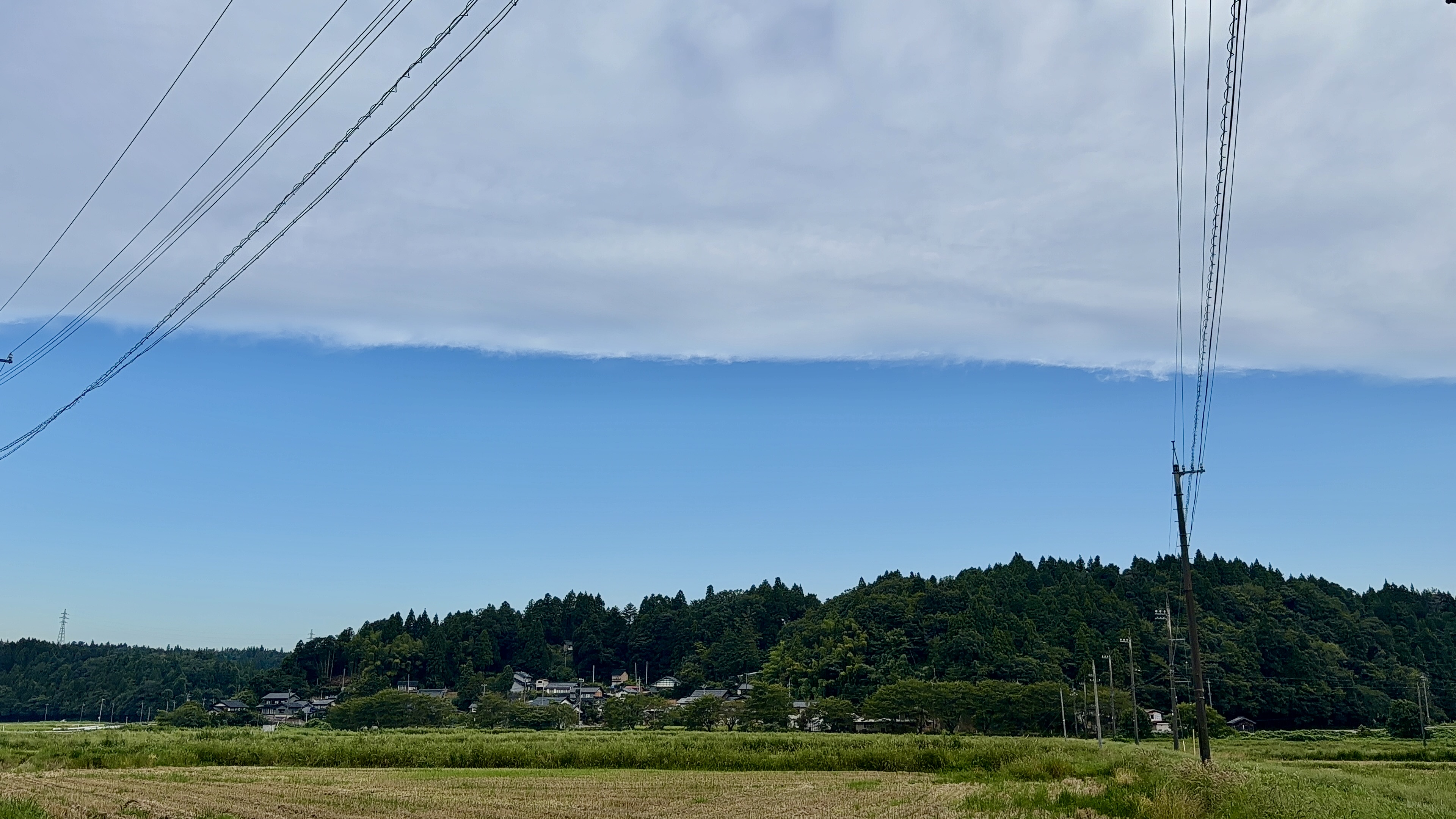 雲の帯が空を真っ二つに分ける、朝の独特な空模様