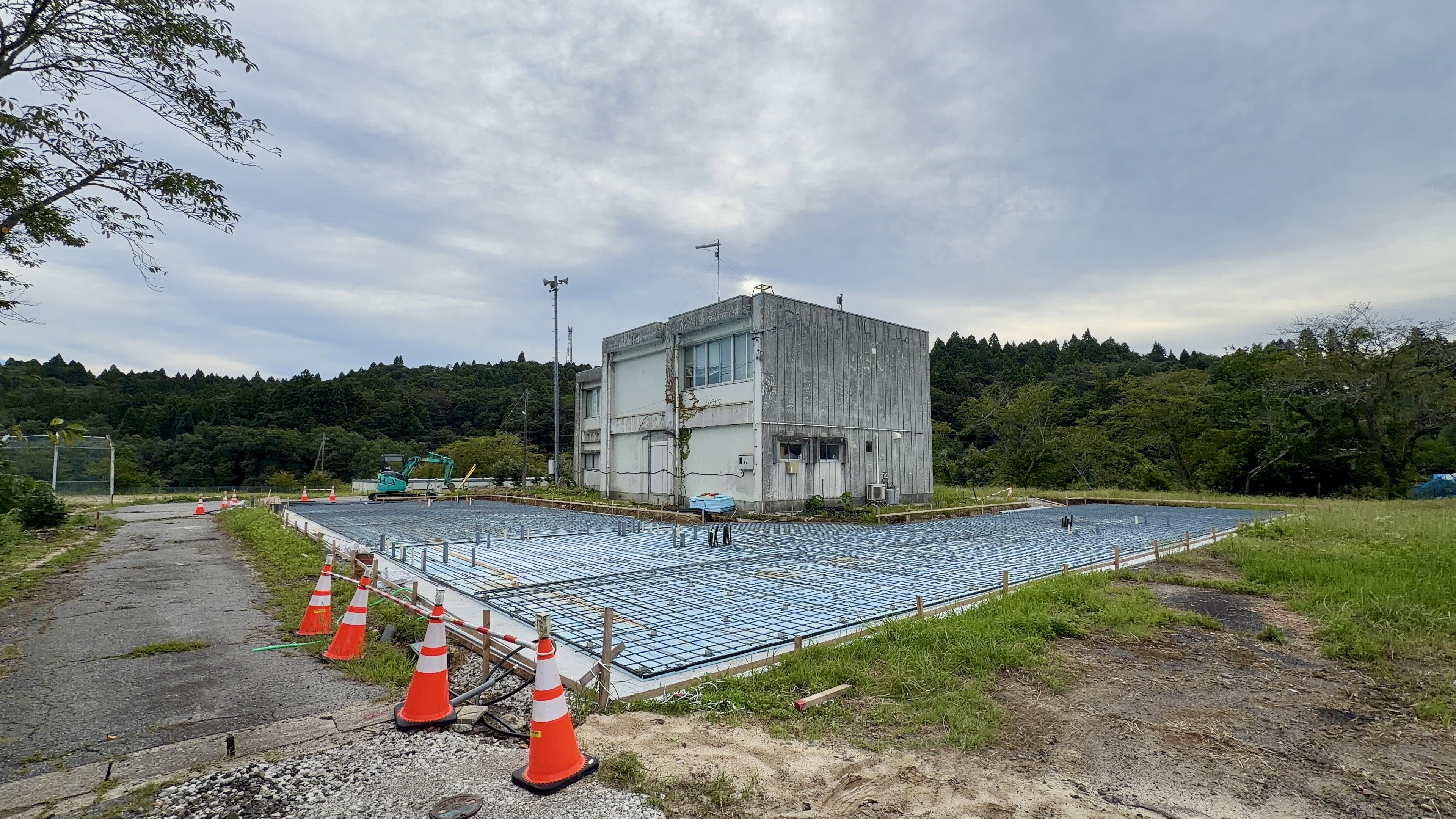解体されたあとに鉄筋の基礎ができている秋吉公民館の建て替え現場