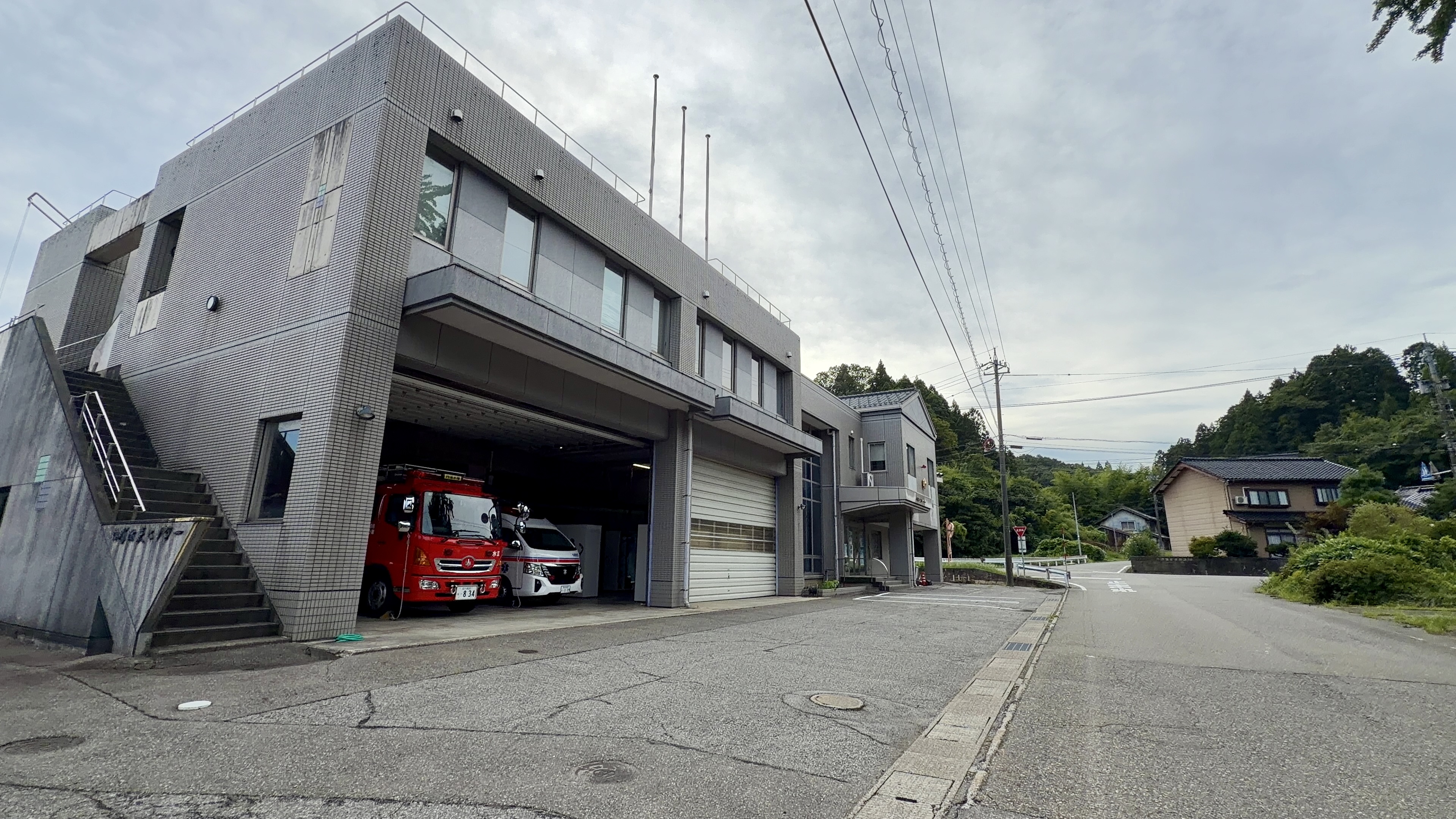 赤い消防車が見える秋吉分団の消防車庫