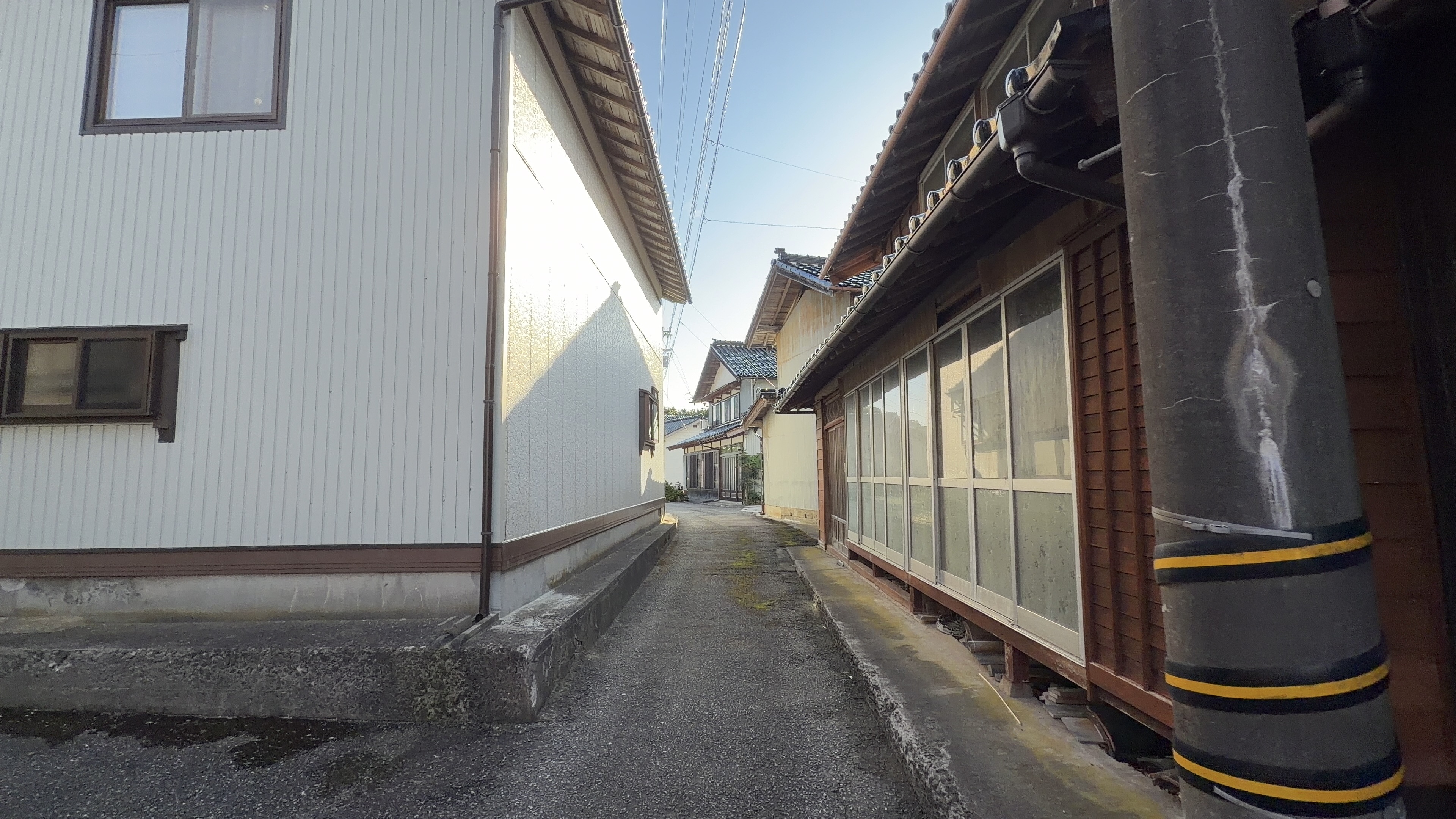 越坂の集落、木造家屋が並ぶ静かな路地裏の一本道