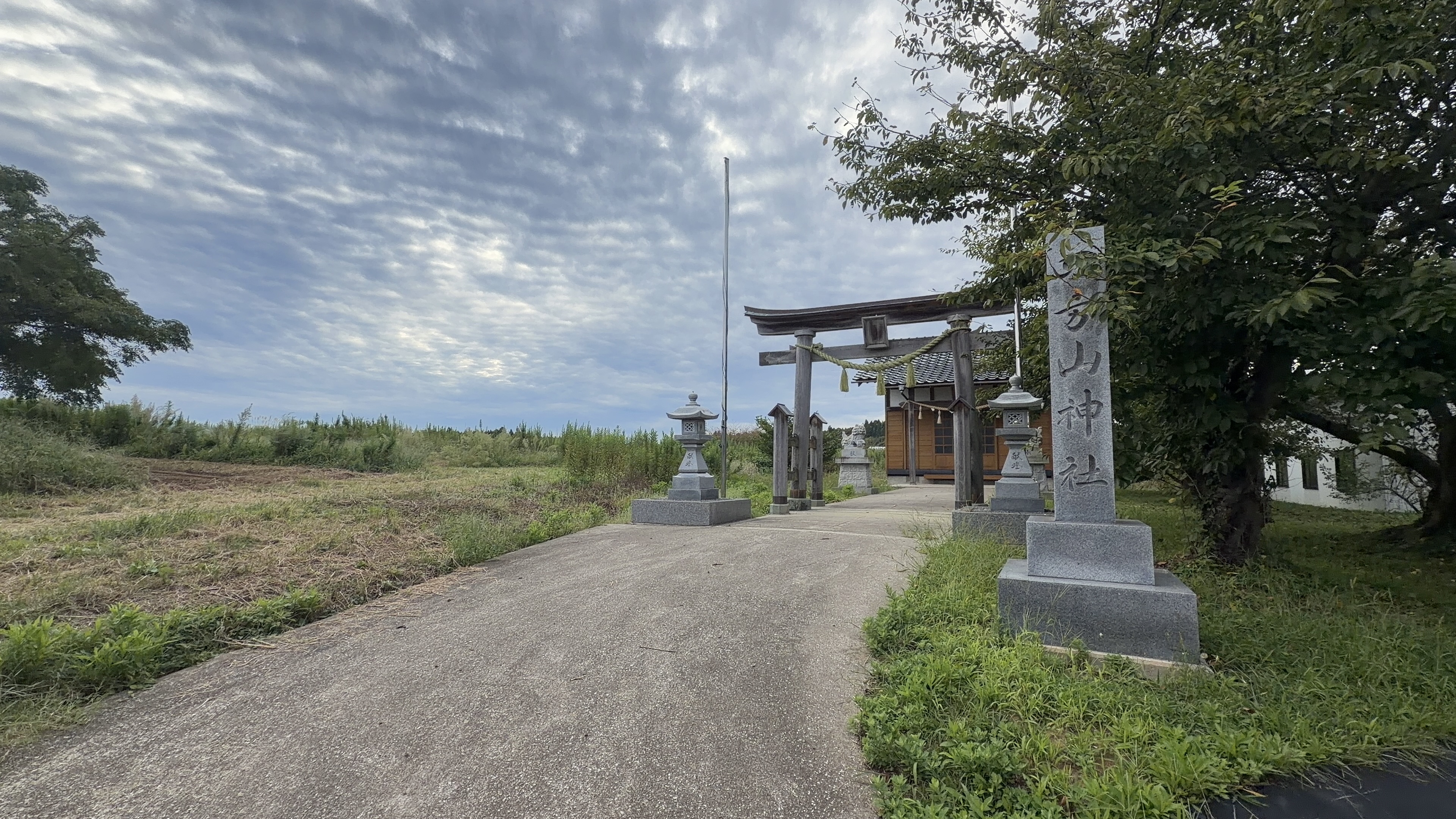四方山神社の入口、木製の鳥居と社殿、うろこ雲の広がる夕方の空、右手に「四方山神社」と刻まれた社号標